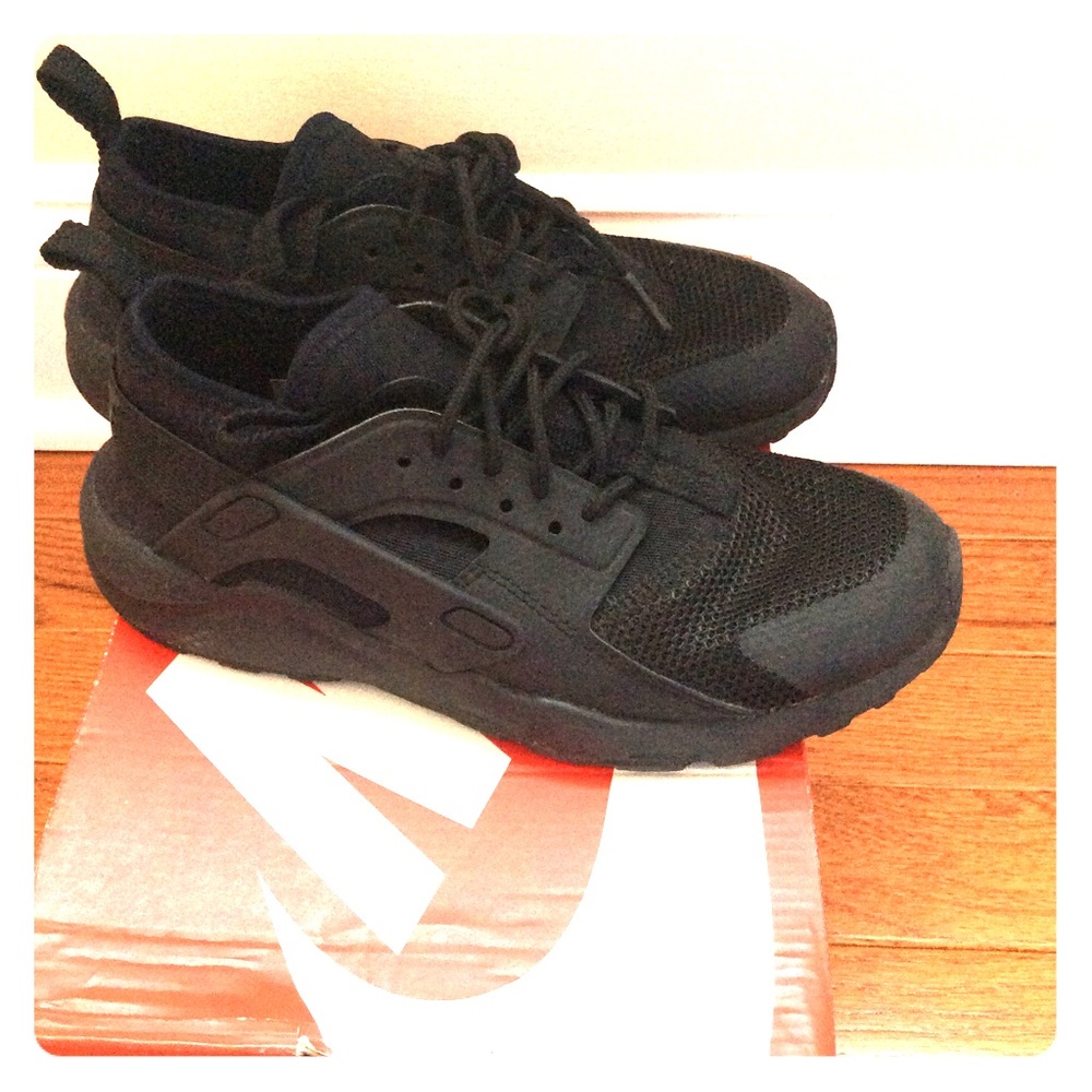 Nike black sneakers